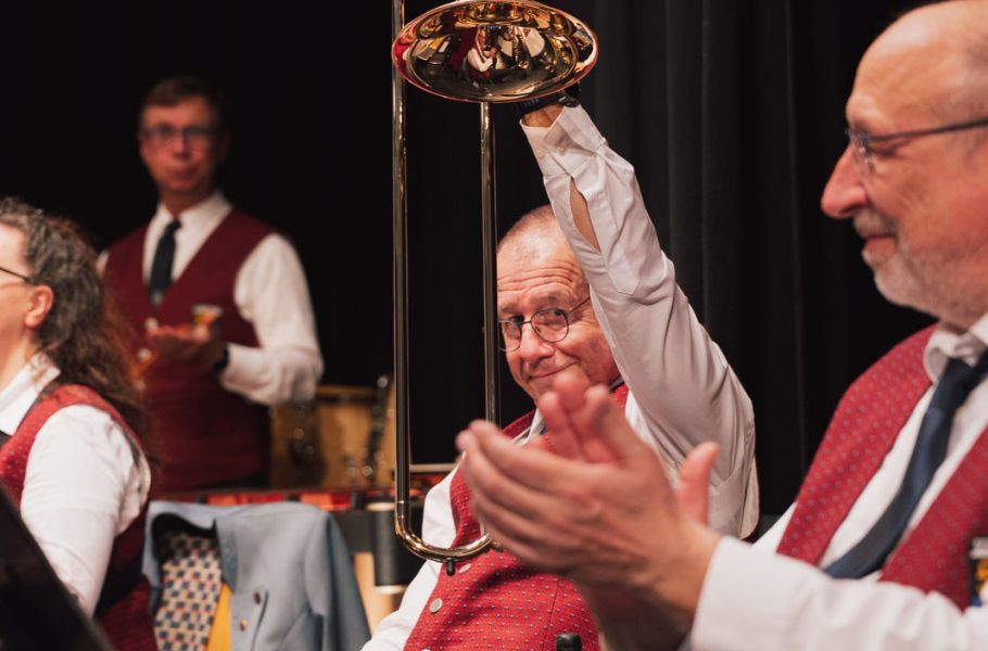 Musiker der Stadtkapelle Schwetzingen präsentiert sein Instrument