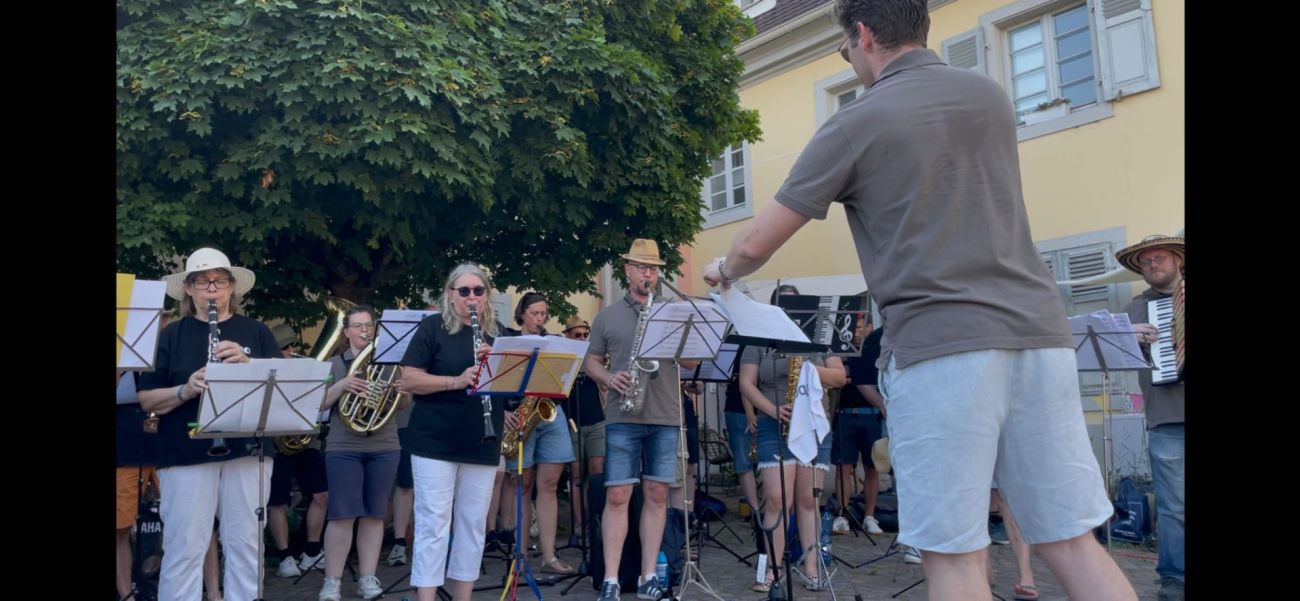 Stadtkapelle und Potato Box Orchestra bei ihrem gemeinsamen Auftritt