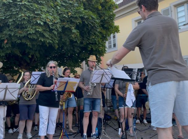 Stadtkapelle und Potato Box Orchestra bei ihrem gemeinsamen Auftritt