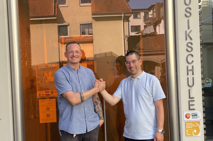 Musikschulleiter Philipp Wolfart (links) und Simon Abraham, Vorsitzender der Stadtkapelle